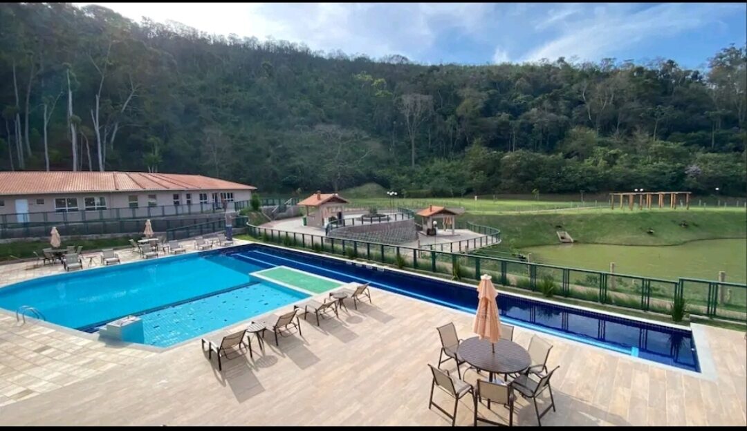 Área da piscina do condomínio